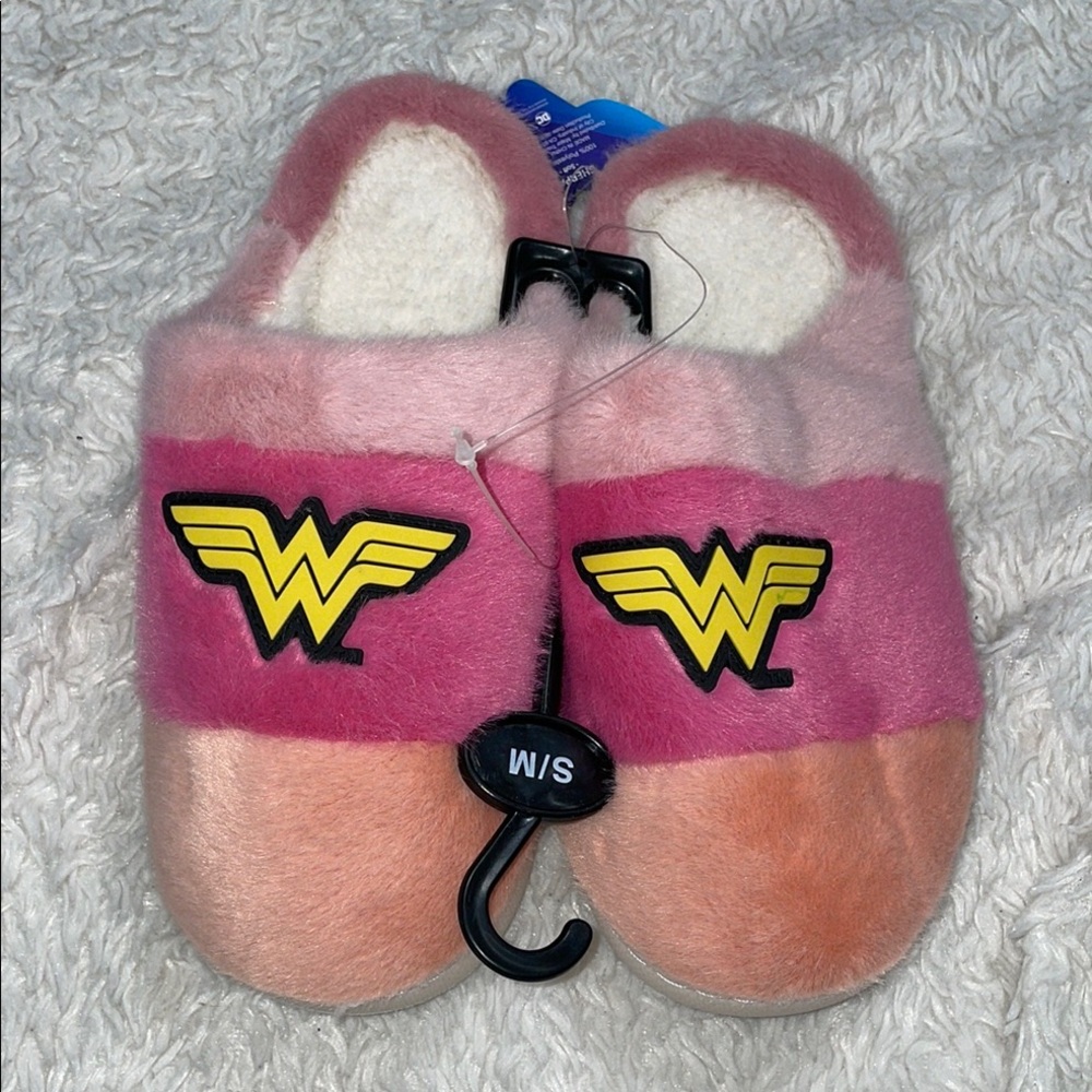 NWT Pink Orange Yellow Wonder Woman Slippers Bedroom sherpa lined slippers S S/M